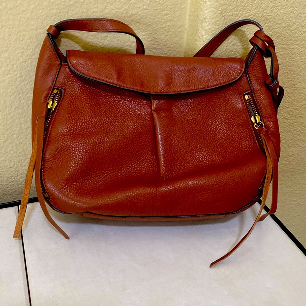 Vince Camuto caramel brown buttery leather crossbody saddle bag with charm 💼